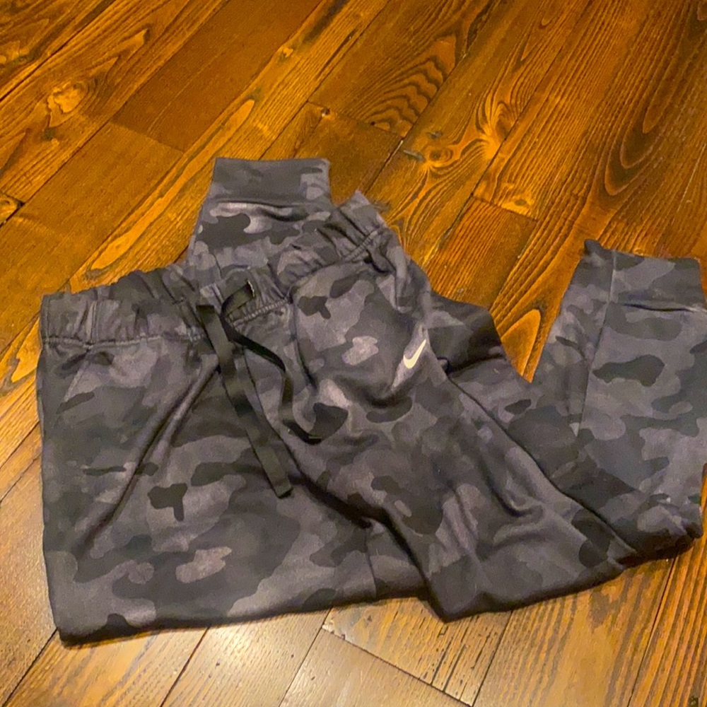 Nike Camo sweatpants w pockets and draw strings